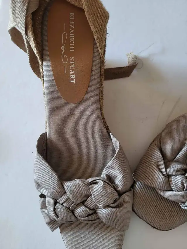 Elizabeth Stuart Beige Wedge Heel Sandals Wrap Open Toe Size 10 in Women's - Shoes in City of Toronto - Image 9