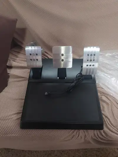 Selling my Thrustmaster t3pm pedal set....never used them bought a upgraded set of pedals. Brand new...