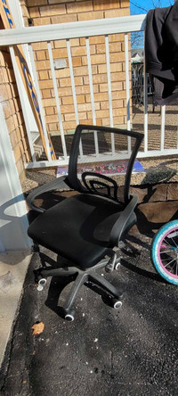 Kids bike and two brand new chair 