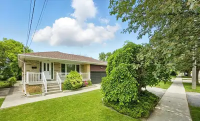 Welcome to 40 Marathon Crescent, a well-maintained detached 3-bedroom bungalow located in the desira...