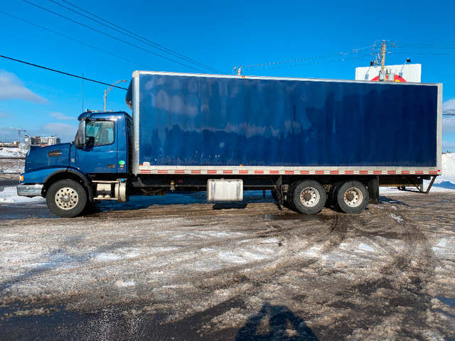 VOLVO VHD 2015 dans Autos et camions  à Ville de Québec - Image 3
