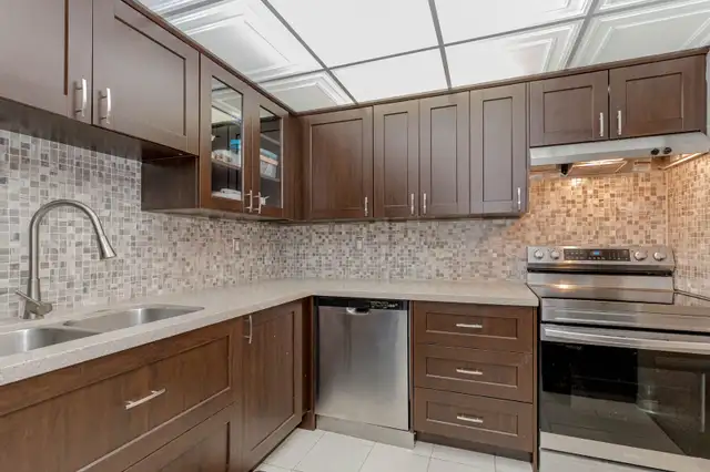 Attention First Time Home Buyers! 2 bed + den by GO Station! in Condos for Sale in Mississauga / Peel Region - Image 4