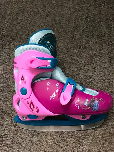 Nous avons des patins pour garçon et fille à vendre. Ils sont en très bonne condition. Ils sont ajus...