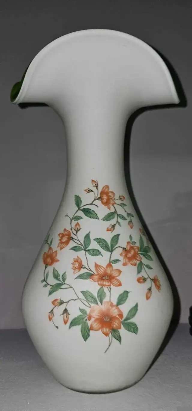 Large Vintage Vase in Arts & Collectibles in Sarnia - Image 4