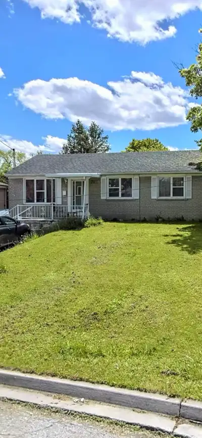 PRIVATE ROOM FOR RENT – FEMALE ONLY | MALTON, MISSISSAUGA Private room available for a female tenant...