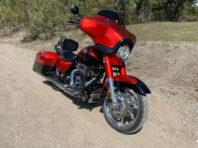 Feast your eyes on this stunning, used 2014 Harley Davidson Road King CVO with a powerful 110 cubic...