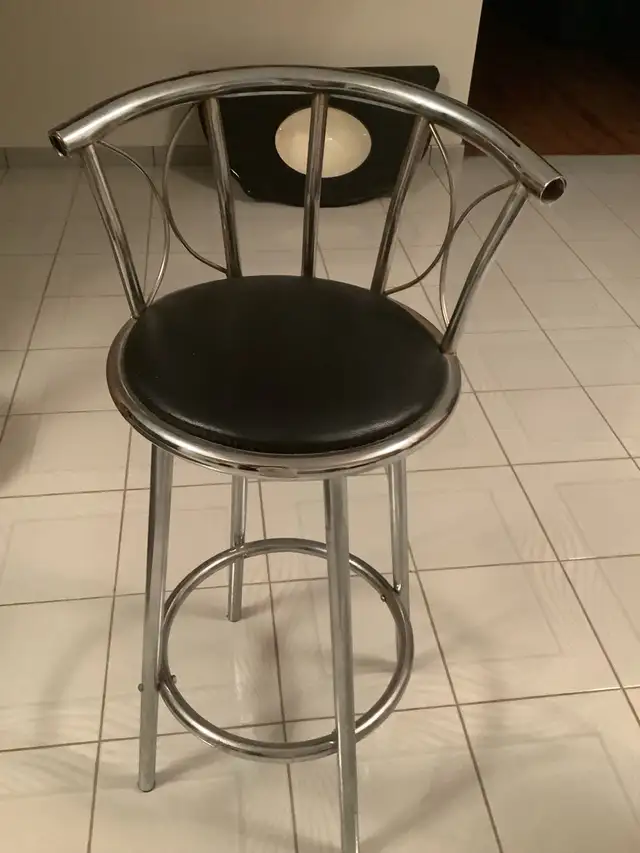 SWIVEL BAR STOOL in Chairs & Recliners in City of Toronto - Image 2