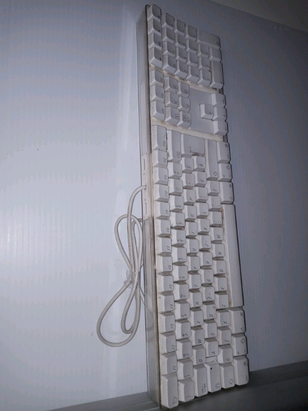 Apple USB Keyboard A1048 ( EMC 1944 ) White Clear dans Souris, claviers et webcaméras  à Ville de Montréal - Image 2