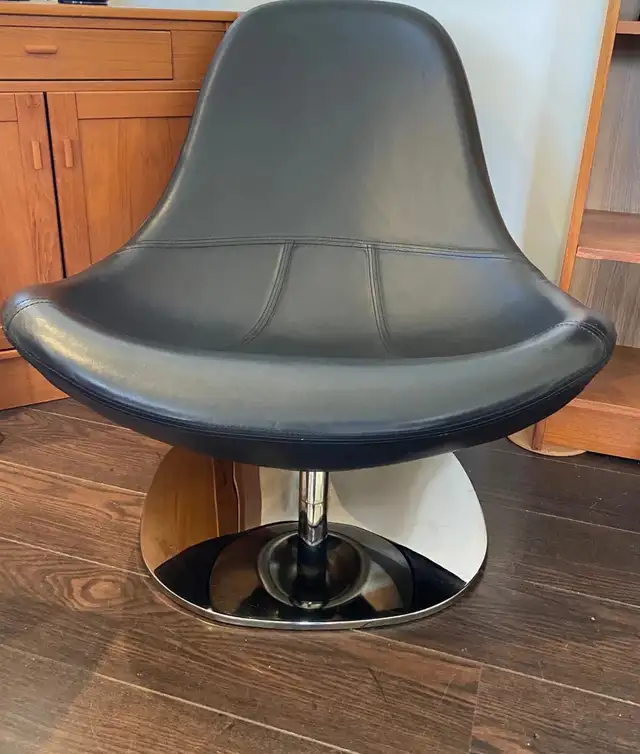 Vintage Tirup Swivel Chair ..Chrome and Black leather in Chairs & Recliners in Delta/Surrey/Langley - Image 2