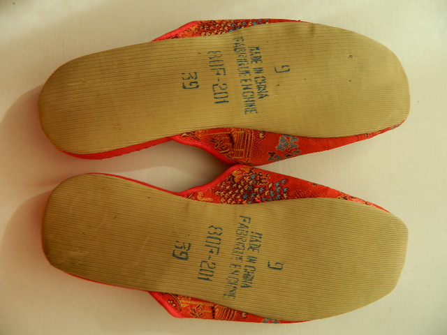une paire de mules chinoises tissu brodé neuve | Femmes - Chaussures |  Longueuil/Rive Sud | Kijiji
