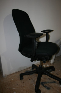 Teknion Amicus – Synchro-Tilt Task Chair - Excellent Condition