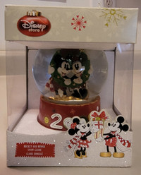 Disney Store 2009 Mickey Mouse Minnie Snow Globe