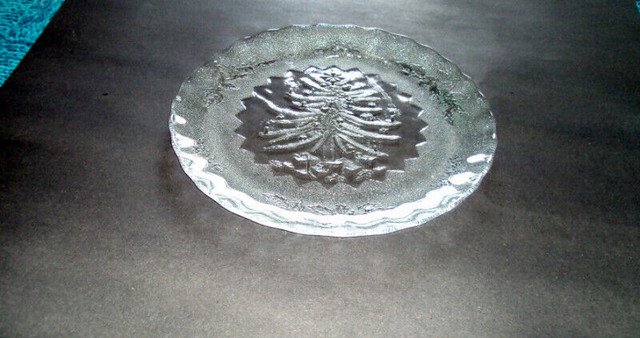 VINTAGE GLASS CHRISTMAS PLATTER in Kitchen & Dining Wares in Mississauga / Peel Region - Image 3