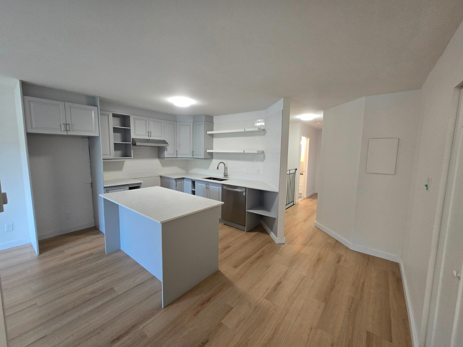 Grand 5 1/2 Rénové en Mai 2025 Style Condo 2 étages Ville Émard — photo 1