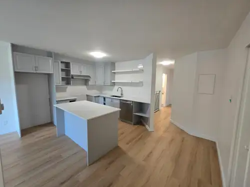 1er Étage: Cuisine, Salle à Manger, 2 Chambres Fermées, Salle de Bain SS: 1 Chambre fermée, 1 Grande...
