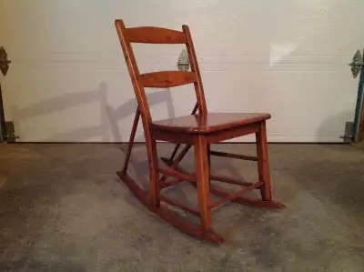 Antiquité: petite chaise berçante, View more