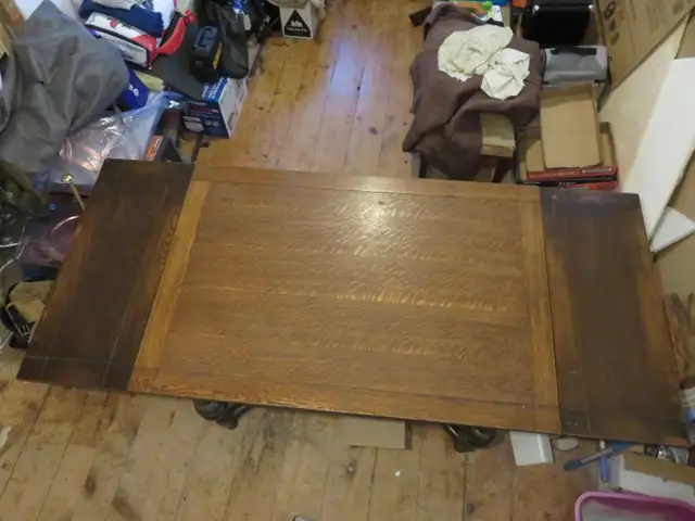 Vintage Solid Wood Table With Pull Out Extensions in Arts & Collectibles in Oakville / Halton Region - Image 3