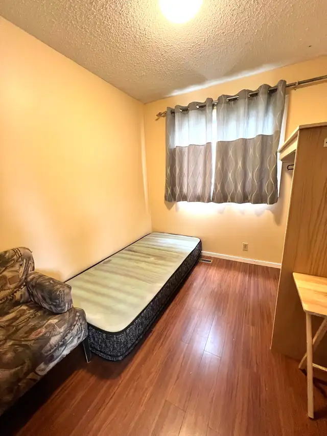 Furniture room for rent available.