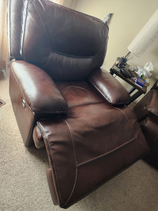Leather living room all electric reclining set. in Chairs & Recliners in Mississauga / Peel Region - Image 2