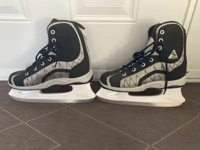 De marque Softec, grandeur 7. Viens avec 2 ensembles de protège-lame et un sac de transport.