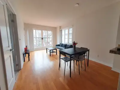 Spacious and very bright 2-bedroom, 1-bathroom apartment located in the heart of ByWard Market. This...
