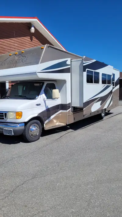 2005 F-450 Granite Ridge 31ft class C Motorhome. Excellent condition. 55,990km. Sleeps 6. Wifi, surr...