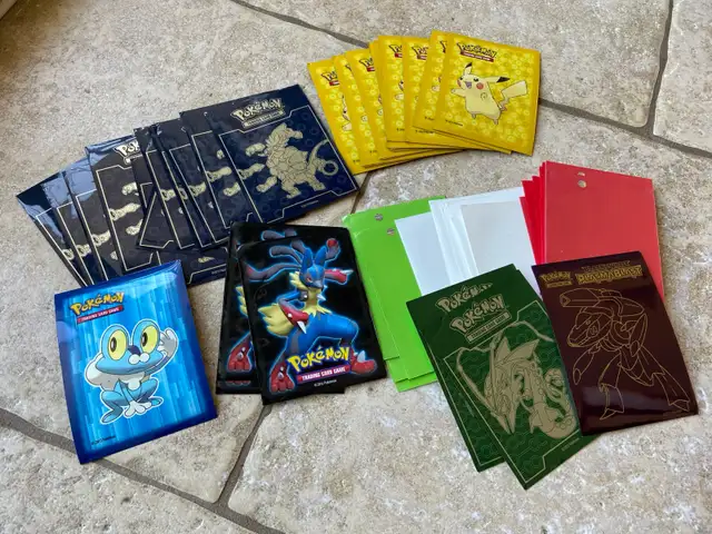 Lot de 64 pochettes protectrices pour cartes Pokémon  in Toys & Games in City of Montréal - Image 2