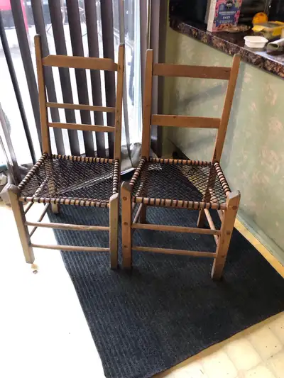 2 chaises antiques en bois et babiche, View more