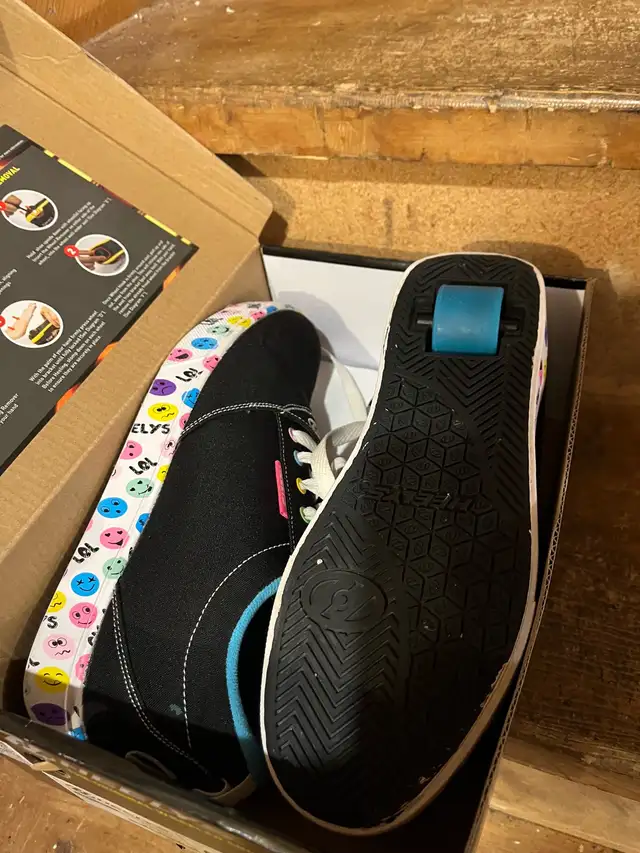 Heelys - Girls heel rolling shoes size 8 in Kids & Youth in Oshawa / Durham Region - Image 4