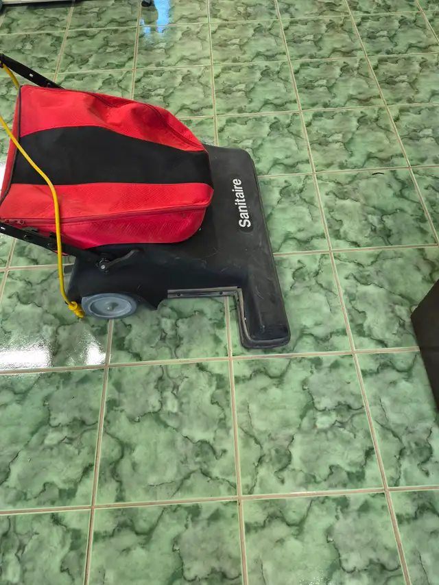 Sanitaire Vacuum cleaner582841706984263681