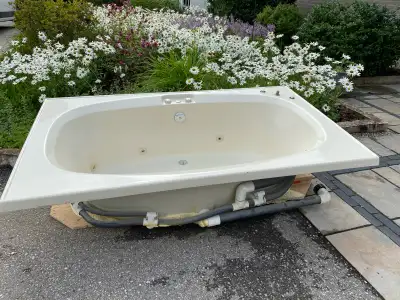 Free, must pick up. Tub from 1992, good condition, working. Ivory/cream colour. No leaks, no cracks,...