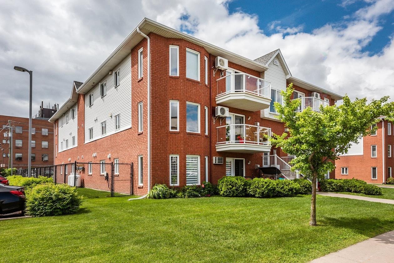 Bright 2-bedroom 1100 sq. ft. condo in St Hubert — photo 1