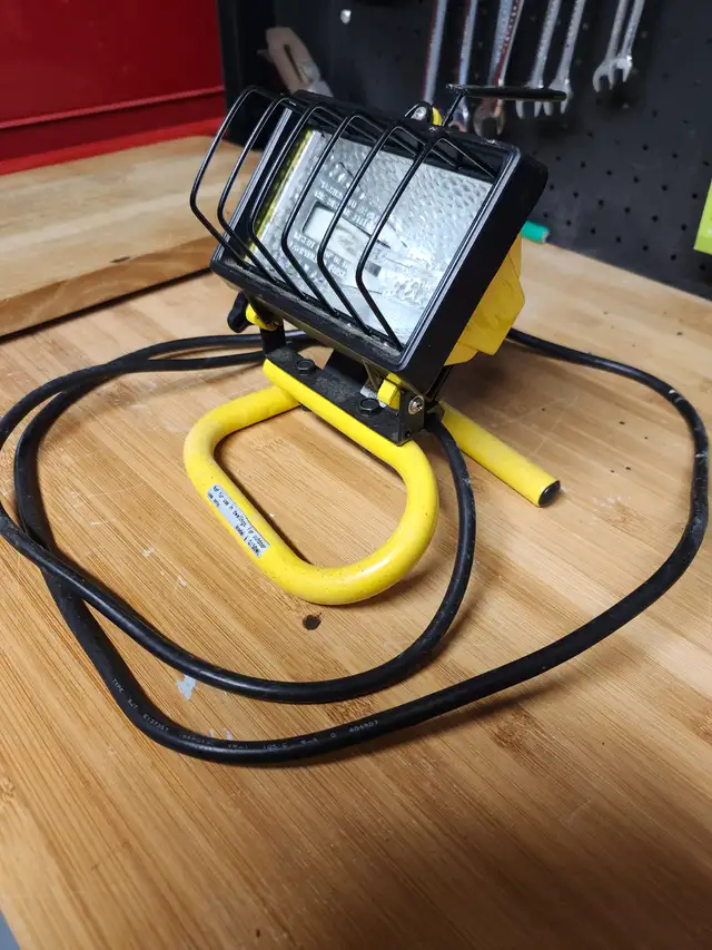 lampe de travail pour l'extérieur in Power Tools in Edmundston - Image 2