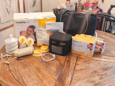 Medela Freestyle Flex double pumping kit in orginal box, plus box of milk storage bags and steaming...
