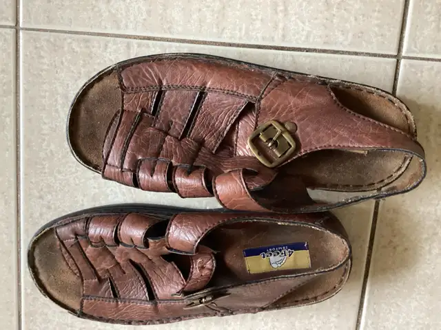 Manteau printemps ,chandails ,short, sandales in Skates & Blades in Granby - Image 9