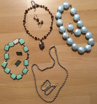 Lot de 4 ensembles collier et boucle d’oreilles.