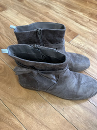 Light brown size 5 Girls Ankle Boots