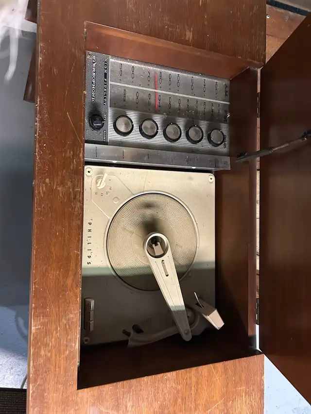 VINTAGE Stereophonic Philips Stereo /Turntable  in Stereo Systems & Home Theatre in Windsor Region - Image 5