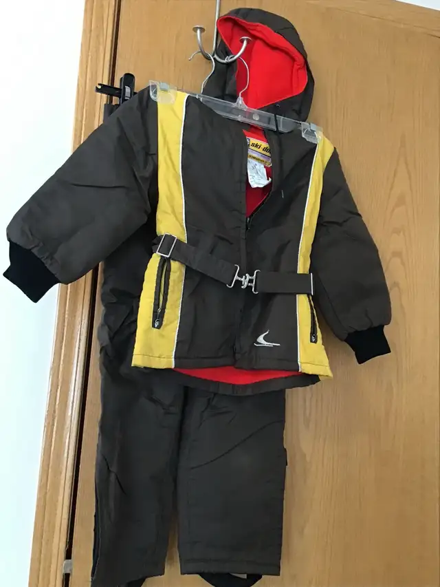 Two Piece Kids Snow Suit Very Warm Size 5 in Clothing - 5T in Calgary - Image 3