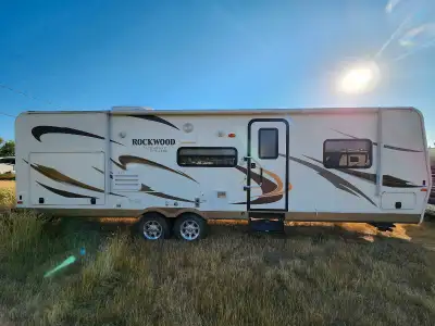 Beautiful 2012 Rockwood Signature Series camper. 32ft total length, bumper pull. Queen bed, sofa, ta...