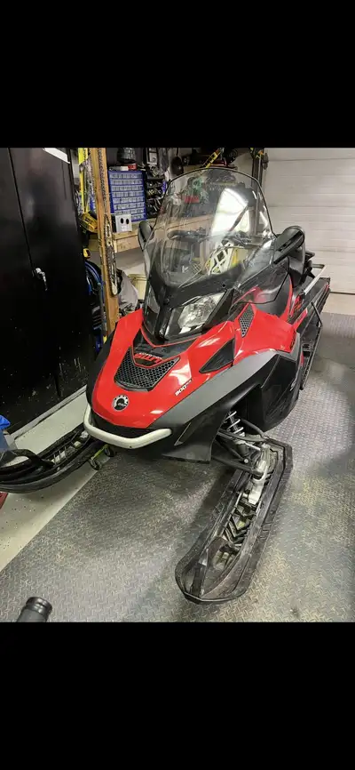 2019 skidoo expedition. 24” super wide track. 900 ace. Everything work as it should. Used on a trapl...