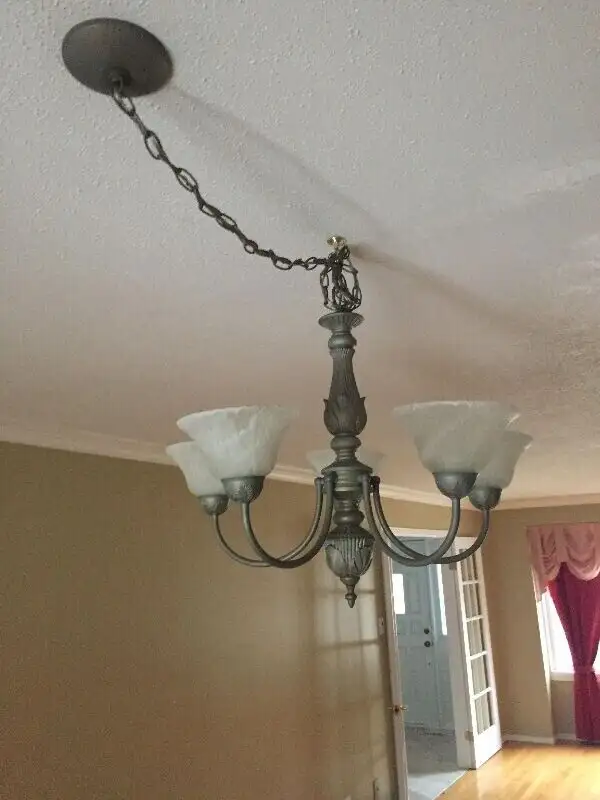 Chandelier in Indoor Lighting & Fans in City of Montréal - Image 2