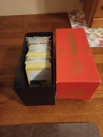 Roughly 200 cards and an unopened pack of energy cards. Box they come in has some damage.