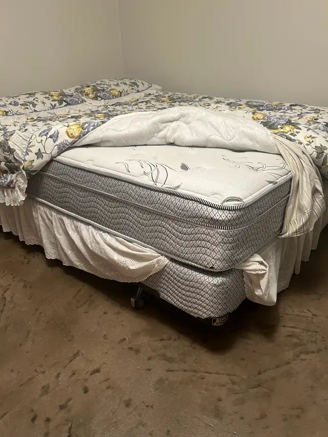 Queen Bed in Beds & Mattresses in Strathcona County - Image 4