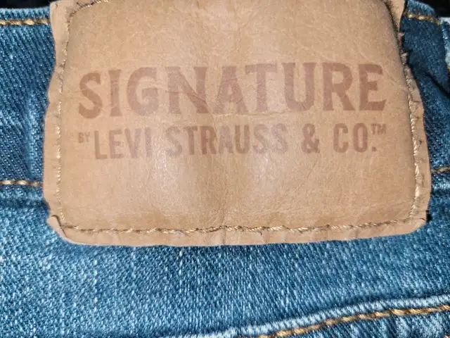 32×34 signature Levi jeans in Men's in Napanee - Image 4