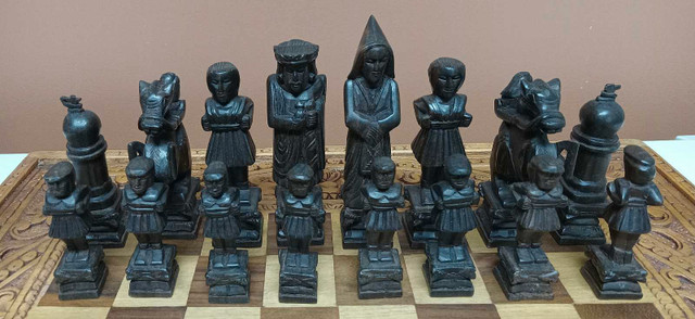 Jeux d'échec et de backgammon en bois sculpté. dans Art et objets de collection  à Ville de Québec - Image 2
