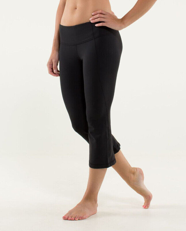 LULULEMON GATHER & CROW CROP BLACK SIZE 4 in Women's - Bottoms in City of Toronto - Image 3