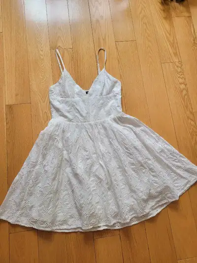 ZARA White dress, size S. Purple dress, size XS. $20 for each if them. Both are very good condition...