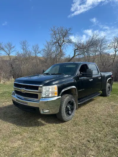 2009 Chev Duramax HD 2500 LTZ - 267,364km - Full Load - 5th Wheel Hitch - Good Rubber - comes with a...