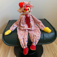 Vintage sitting red clown / Clown en bois qui s'assoit